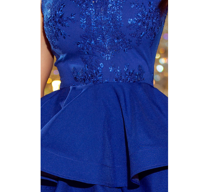 CHARLOTTE - Exkluzívne dámske šaty v nevädzovej farbe s čipkovým výstrihom 200-7