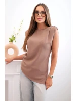 Elegantná dámska blúzka s volánikmi a asymetrickým strihom camel