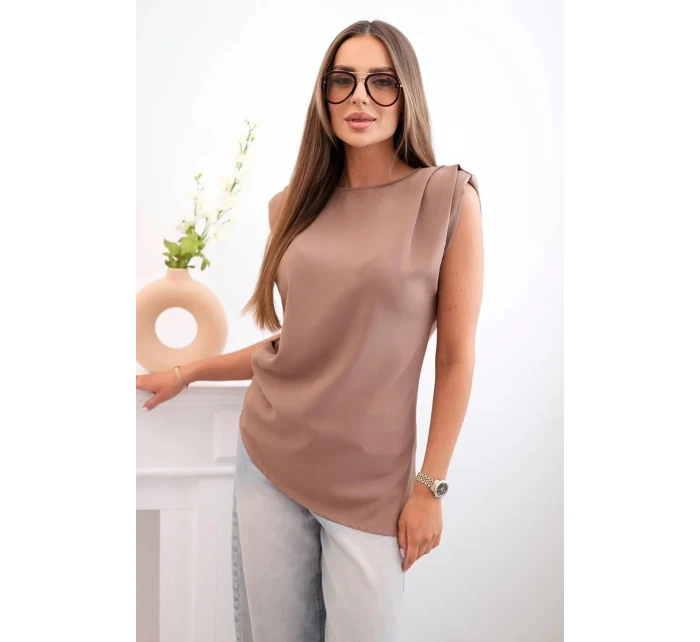 Elegantná dámska blúzka s volánikmi a asymetrickým strihom camel