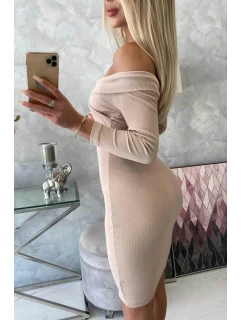 Priliehavé šaty s výstrihom do V v svetlo béžovej farbe