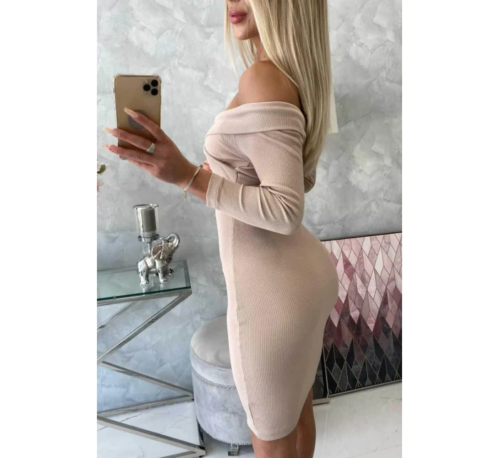 Priliehavé šaty s výstrihom do V v svetlo béžovej farbe