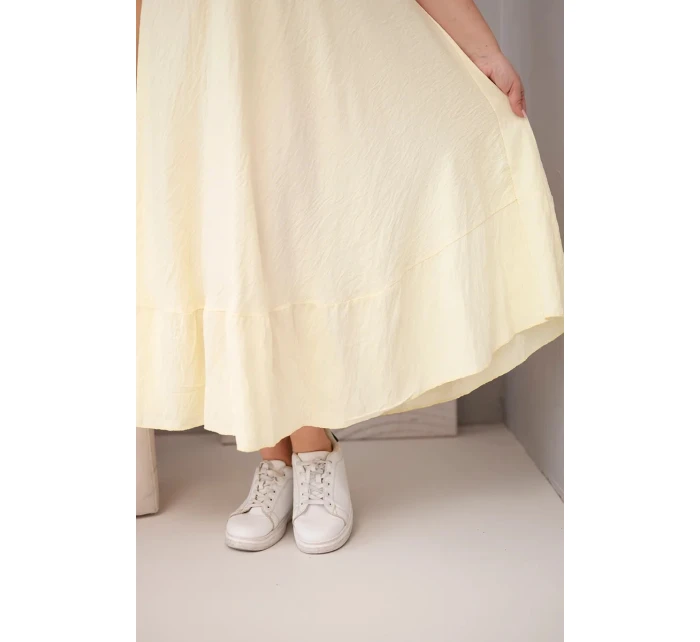 Dámske plus size šaty s krátkymi rukávmi a volánom z ľahkej viskózy žltej farby Dámske plus size šaty s krátkymi rukávmi a volánom z ľahkej viskózy žltej farby