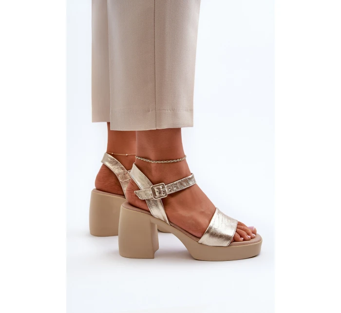 model 21655608 Dámské Kožené Sandály Na Klínu Zlaté - Zazoo