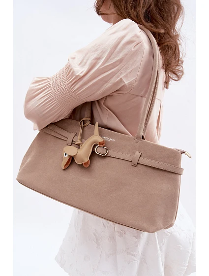 Kožená kabelka z imitace semiše s přívěskem béžová model 22111698 - Flora&Co Kožená kabelka z imitace semiše s přívěskem béžová model 22111698 - Flora&Co