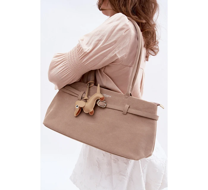 Kožená kabelka z imitace semiše s přívěskem jezevčík béžová Noellea