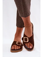 Dámské pantofle s zlatým sponou tmavě béžové model 22125593 - Boto