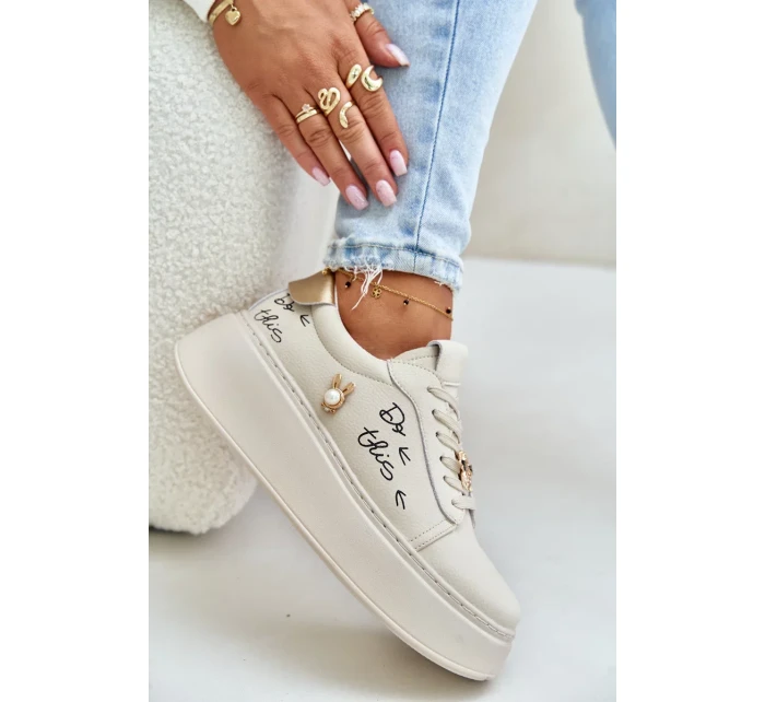 Dámske kožené tenisky s platformou a odznakom Vinceza Badge Beige Dámske kožené tenisky s platformou a odznakom Vinceza Badge Beige