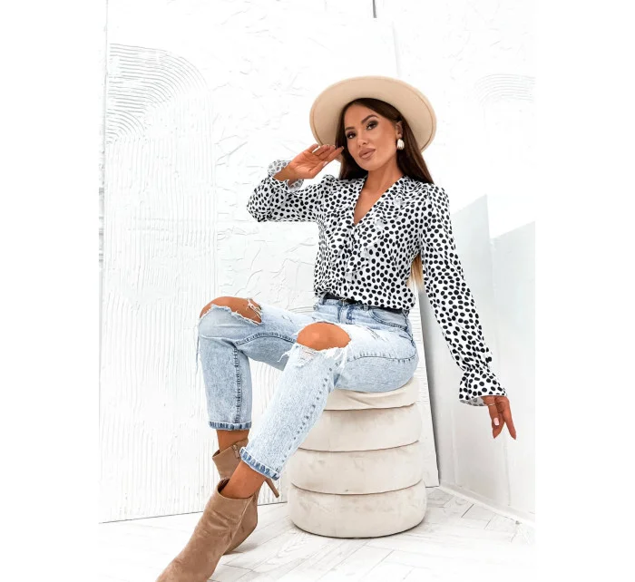 Biela blúzka s ozdobným výstrihom (82124) Biela blúzka s ozdobným výstrihom (82124)