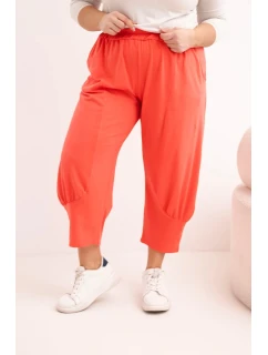 Dámské kalhoty Plus Size s nízkým model 21924469 a gumou v pase korálové - K-Fashion