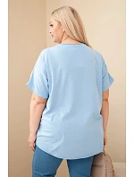 Dámská bavlněná halenka Plus Size s model 22212496 květinami modrá - K-Fashion Dámská bavlněná halenka Plus Size s model 22212496 květinami modrá - K-Fashion