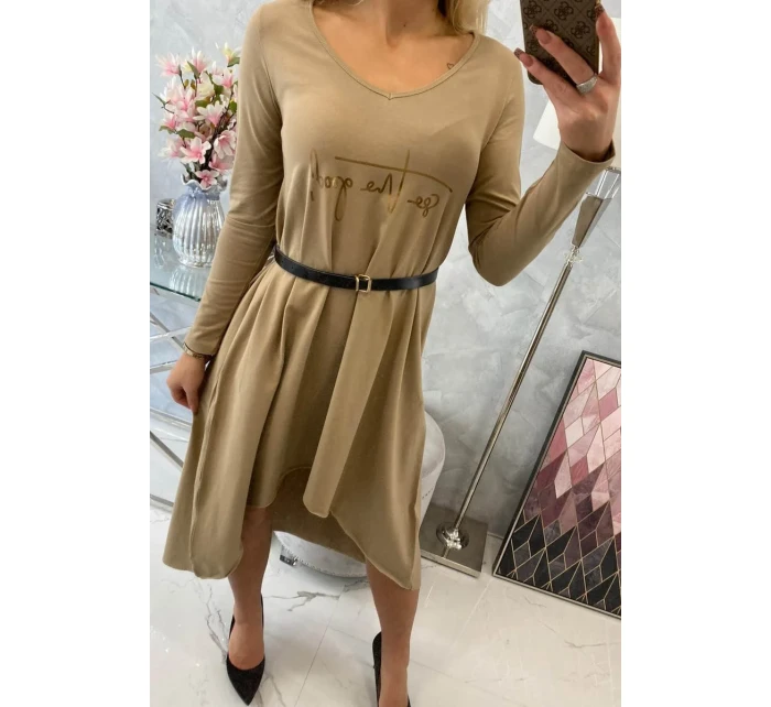 Šaty s ozdobným páskem a nápisem camel