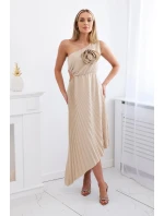 Plisované šaty s kvetom tmavo béžovej farby Plisované šaty s kvetom tmavo béžovej farby