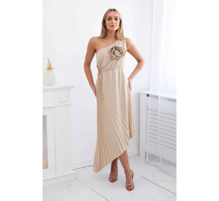 Plisované šaty s kvetom tmavo béžovej farby Plisované šaty s kvetom tmavo béžovej farby