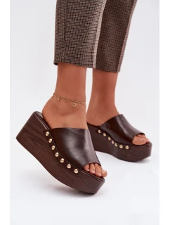 Dámské pantofle na platformě a platformě se zlatými knoflíky Čokoládové Farinelle