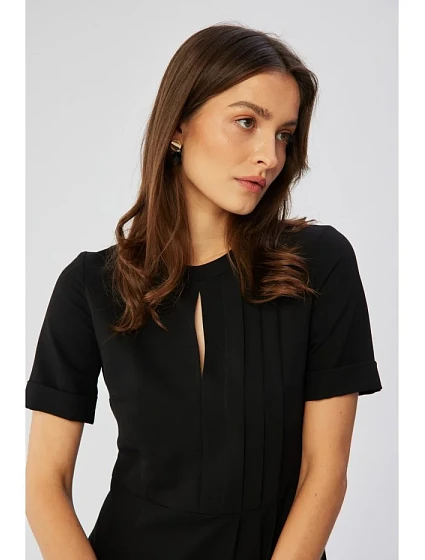 model 19647346 Šaty Shift se záhyby na bocích černé - STYLOVE