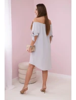 Šaty zviazané na rukávoch šedej farby