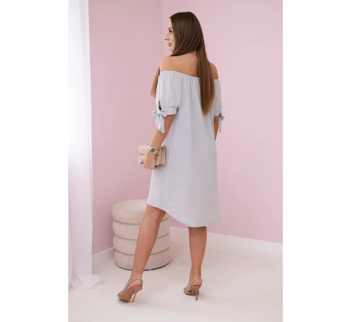 Šaty zviazané na rukávoch šedej farby