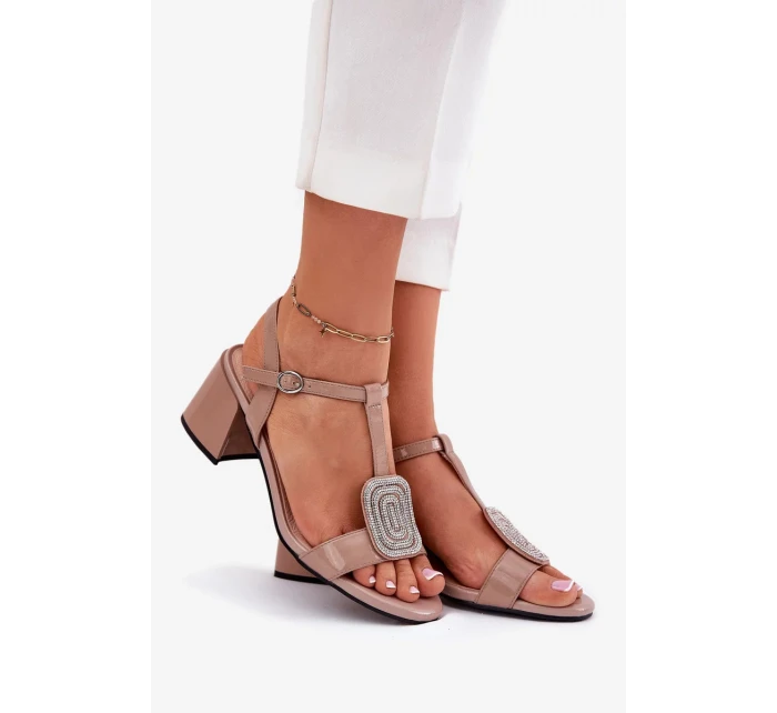 Dámske lakované sandále so zdobením - béžové Vinceza Dámske lakované sandále so zdobením - béžové Vinceza