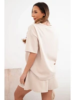 Dámský komplet z viskózy model 22201107 s krátkým rukávem a kraťasy s vysokým pasem béžový - K-Fashion Dámský komplet z viskózy model 22201107 s krátkým rukávem a kraťasy s vysokým pasem béžový - K-Fashion