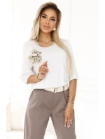 Pohodlná halenka s květinovou aplikací na  ECRU model 22077560 - numoco basic