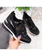 Dámské sportovní boty na platformě / Černá s bílou model 20235477 - EVENTO Dámské sportovní boty na platformě / Černá s bílou model 20235477 - EVENTO