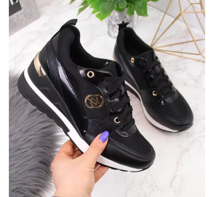 Dámské sportovní boty na platformě / Černá s bílou model 20235477 - EVENTO Dámské sportovní boty na platformě / Černá s bílou model 20235477 - EVENTO