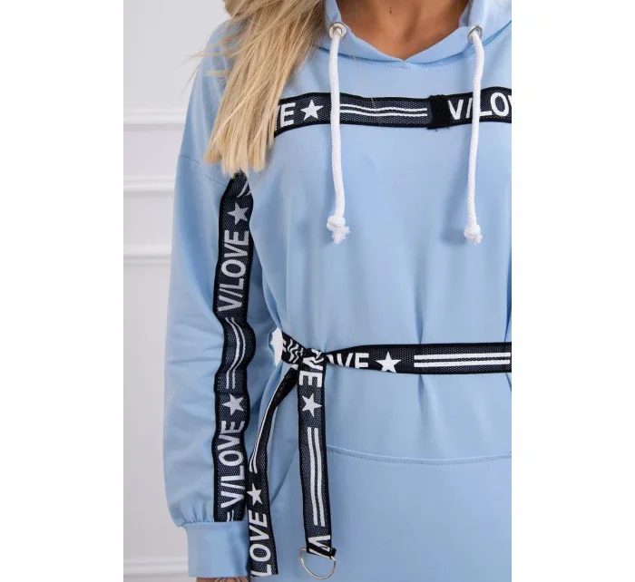 Šaty zdobené modrou stuhou Šaty zdobené modrou stuhou