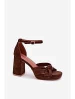 Dámské sandály na podpatku z imitace semiše čokoládové model 22107177 - Boto Dámské sandály na podpatku z imitace semiše čokoládové model 22107177 - Boto