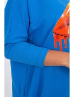 Oversize halenka s potiskem model 18743434 rtů chrpově modrá - K-Fashion Oversize halenka s potiskem model 18743434 rtů chrpově modrá - K-Fashion