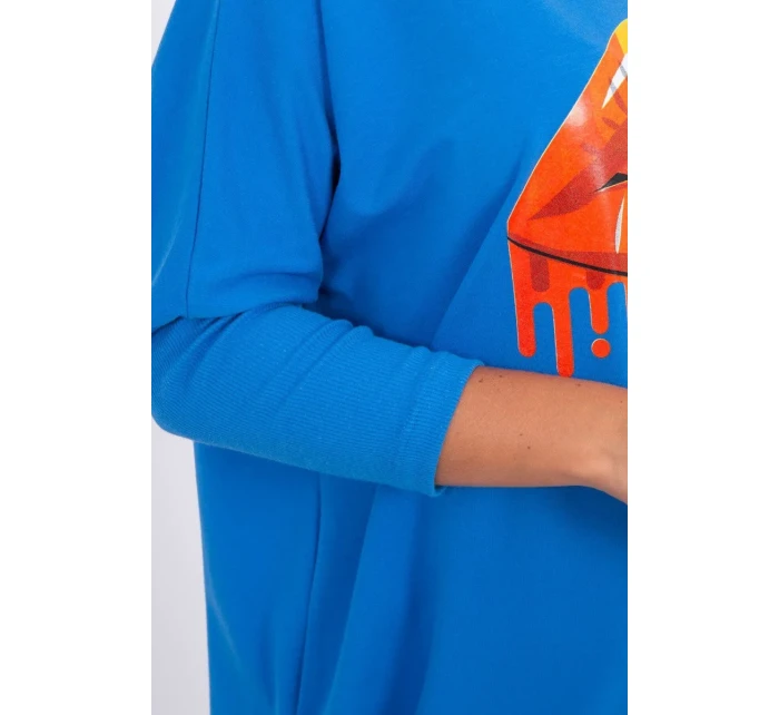 Oversize halenka s potiskem model 18743434 rtů chrpově modrá - K-Fashion Oversize halenka s potiskem model 18743434 rtů chrpově modrá - K-Fashion