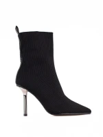 Krásné dámské černé kotníčkové boty na jehlovém podpatku Krásné dámské černé kotníčkové boty na jehlovém podpatku