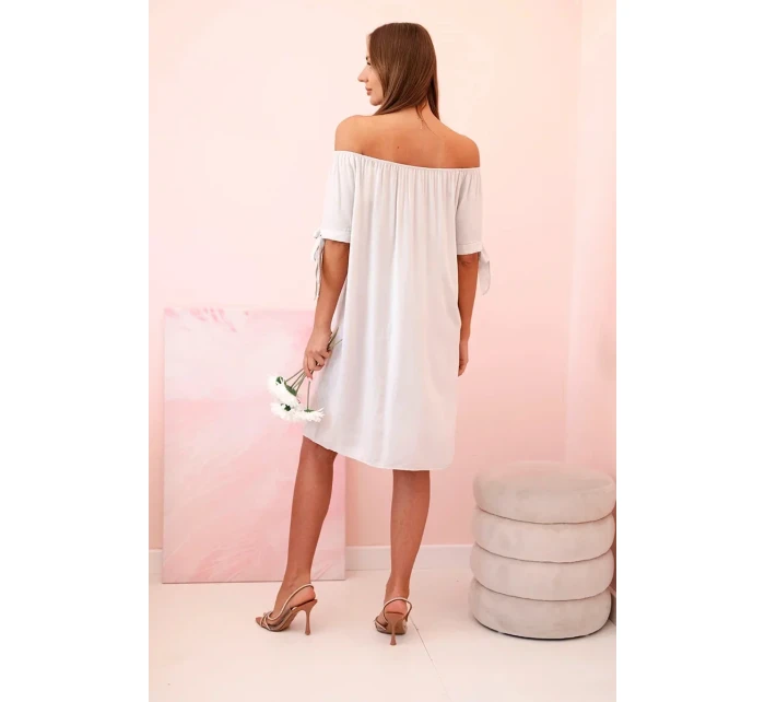 Dámske viskózové šaty s viazaním na rukávoch béžovej farby Dámske viskózové šaty s viazaním na rukávoch béžovej farby