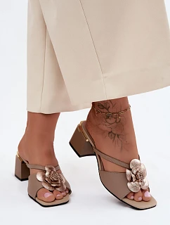 Kožené dámské sandály na podpatku s květinou Béžové model 22141000 - Boto