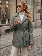 Kurtka damska przejściowa z paskiem zielona model 22365029 - FashionStreet Kurtka damska przejściowa z paskiem zielona model 22365029 - FashionStreet