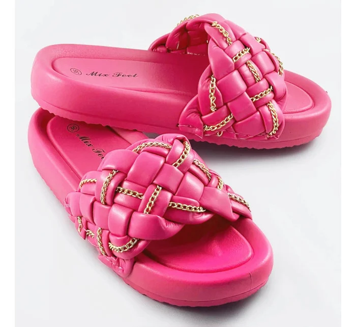 Dámské pantofle ve fuchsijové barvě se páskem a řetízkem model 17352321 - Mix Feel