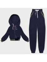 Tmavo modrý teplákový rebrovaný komplet s ozdobnými sťahovacími lemami (AMG-345A) Tmavo modrý teplákový rebrovaný komplet s ozdobnými sťahovacími lemami (AMG-345A)