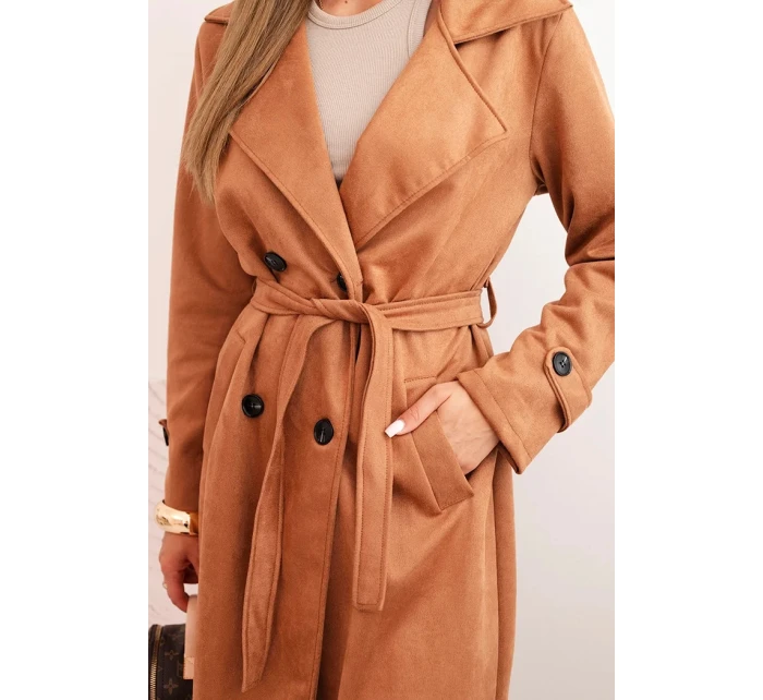 Dámsky semišový kabát s viazaním v páse, golierom a gombíkmi camel