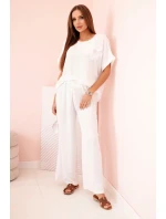 Dámsky viskózový komplet s ozdobným kvetom a širokými nohavicami - fuchsiovo biely