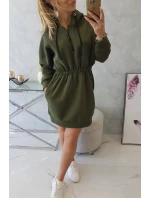 Dámske šaty s kapucňou 68470 Khaki zelená - K-Fashion Dámske šaty s kapucňou 68470 Khaki zelená - K-Fashion