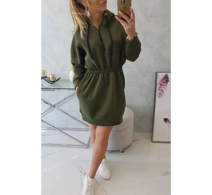 Dámske šaty s kapucňou 68470 Khaki zelená - K-Fashion Dámske šaty s kapucňou 68470 Khaki zelená - K-Fashion