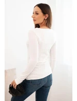 Dámsky viskózový sveter s okrúhlym výstrihom a priliehavým strihom biely