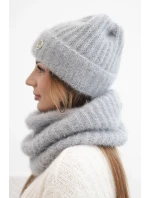 Dámská sada čepice a šály s ozdobným tmavě šedá model 21803179 - K-Fashion Dámská sada čepice a šály s ozdobným tmavě šedá model 21803179 - K-Fashion