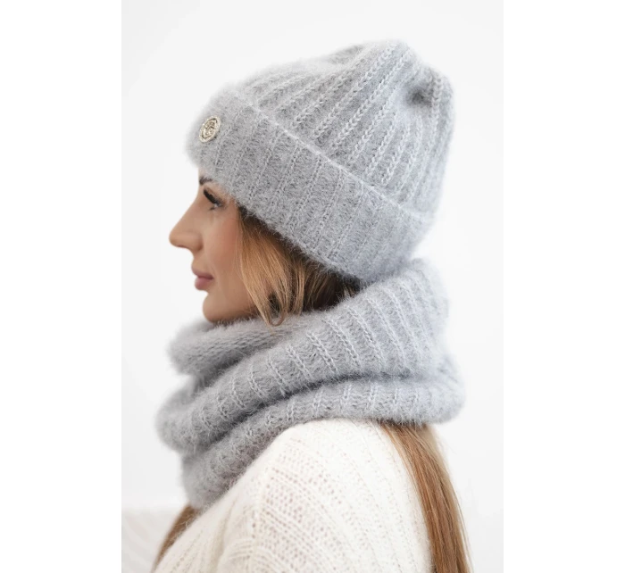 Dámská sada čepice a šály s ozdobným tmavě šedá model 21803179 - K-Fashion Dámská sada čepice a šály s ozdobným tmavě šedá model 21803179 - K-Fashion