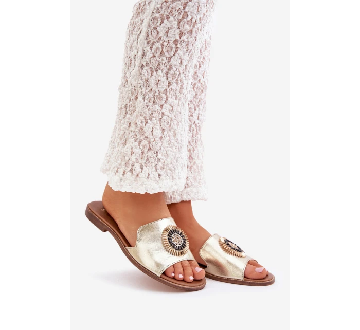 Kožené sandály s ozdobou na plochém podpatku Zazoo model 21682450 zlaté - Boto Kožené sandály s ozdobou na plochém podpatku Zazoo model 21682450 zlaté - Boto