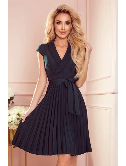 Dámské plisované šaty v lahvově zelené barvě s přeloženým obálkovým výstřihem model 17519739 - numoco Dámské plisované šaty v lahvově zelené barvě s přeloženým obálkovým výstřihem model 17519739 - numoco