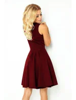 Rozšířené dámské šaty v bordó barvě s výstřihem ve tvaru srdce model 6703274 - numoco