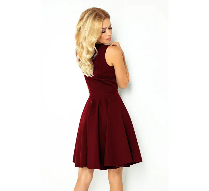 Rozšířené dámské šaty v bordó barvě s výstřihem ve tvaru srdce model 6703274 - numoco