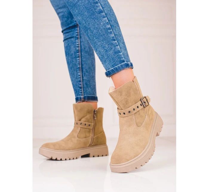 Praktické hnedé členkové topánky na plochom podpätku pre ženy Praktické hnedé členkové topánky na plochom podpätku pre ženy