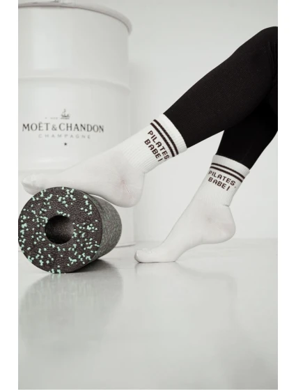 Dámské ponožky s hnědým nápisem PILATES BABE Ecru Dámské ponožky s hnědým nápisem PILATES BABE Ecru