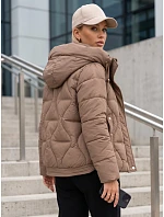 Kurtka damska zimowa pikowana z kapturem beżowa model 22350713 - FashionStreet Kurtka damska zimowa pikowana z kapturem beżowa model 22350713 - FashionStreet